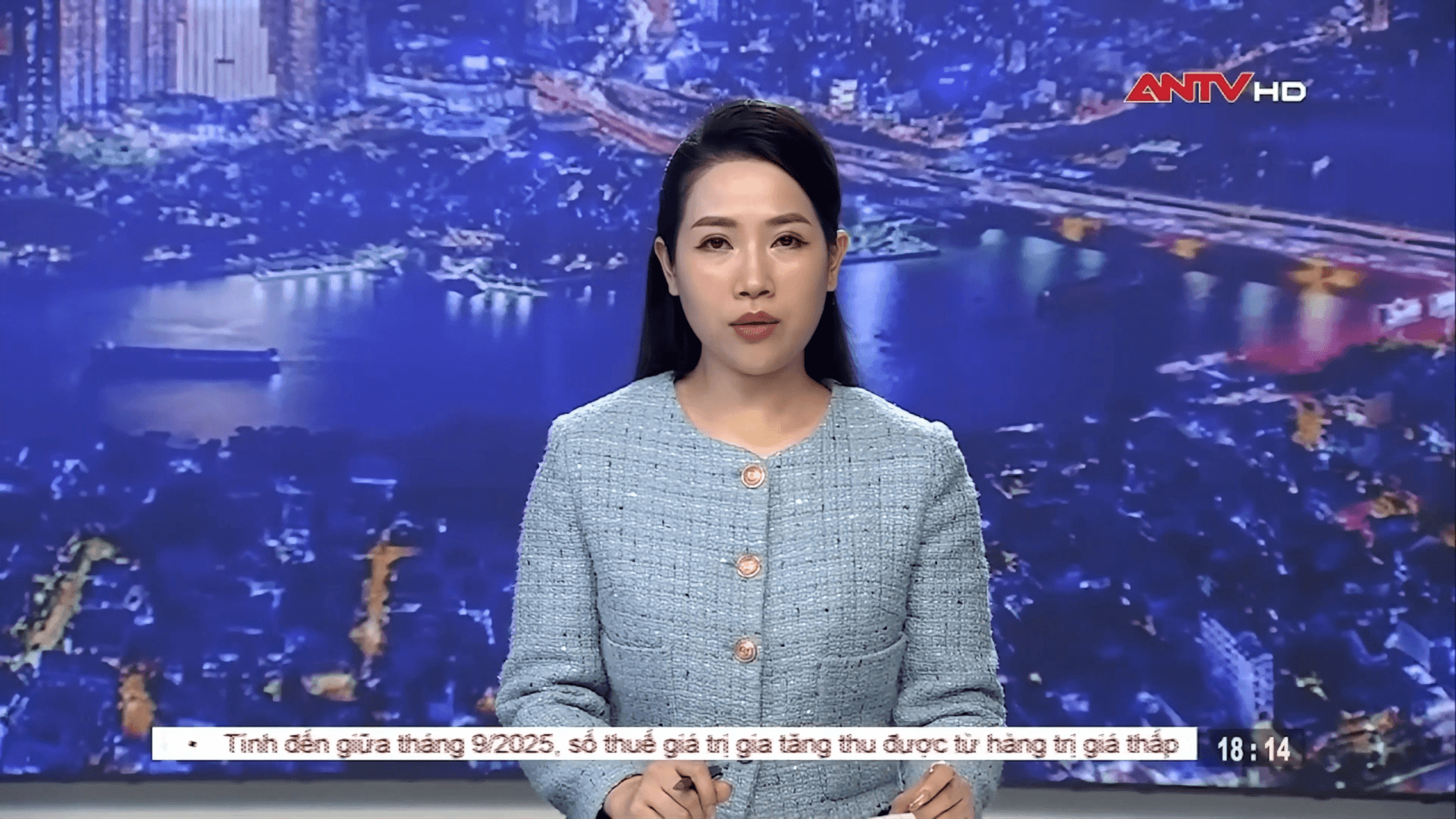 Tặng quà cho bà con vùng lũ