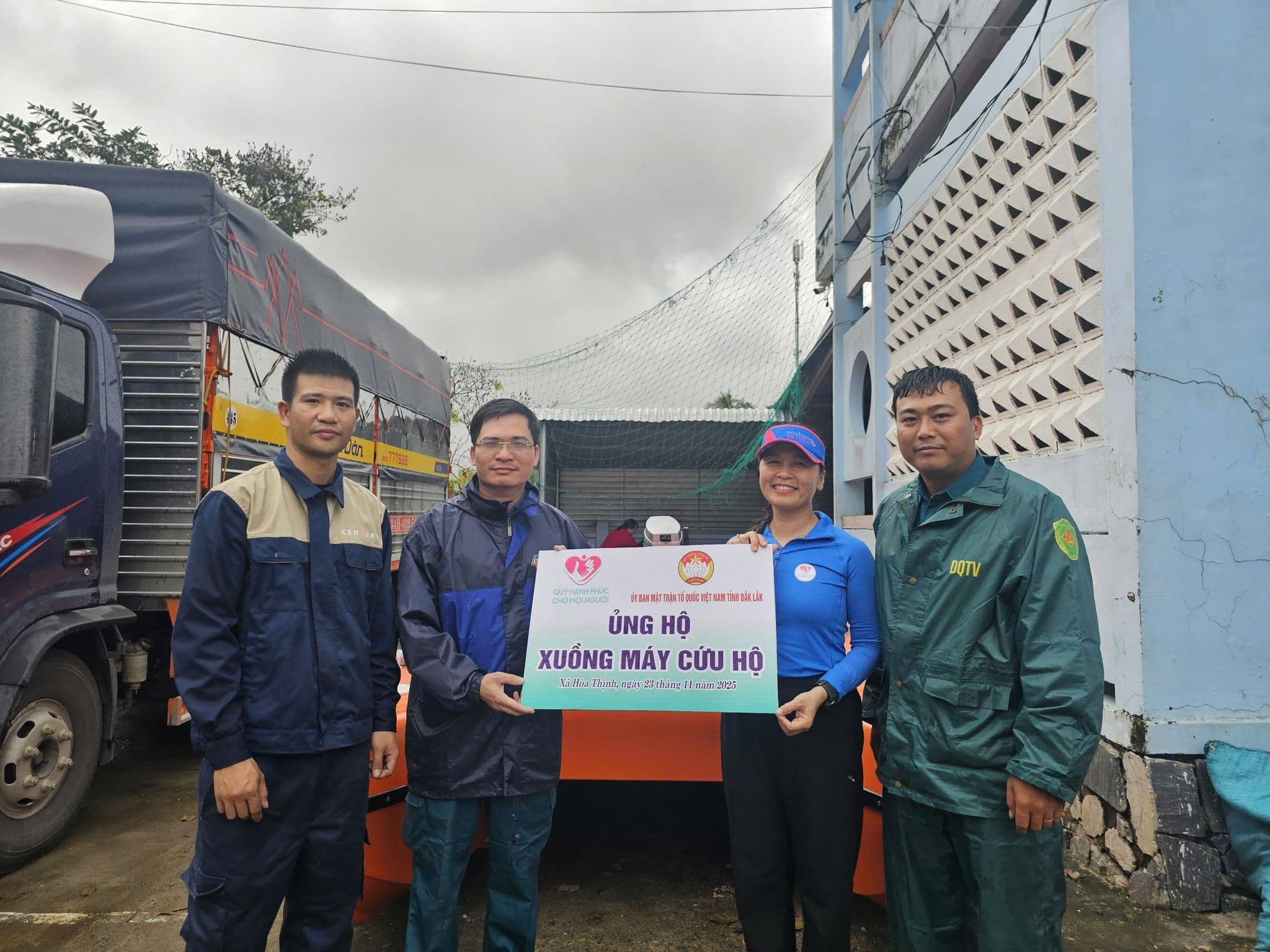 CHUYẾN QUÀ ĐẦU TIÊN CỦA CHƯƠNG TRÌNH “VÌ MIỀN TRUNG THÂN THƯƠNG”: QUỸ TRAO TẶNG XUỒNG CỨU HỘ TỚI XÃ HÒA THỊNH (PHÚ YÊN CŨ). 